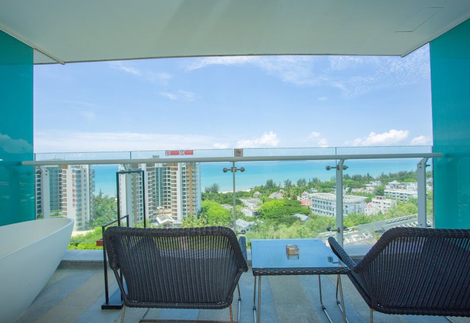 Wyndham Sanya BayPremier Ocean View Suite (3 King Rooms)
