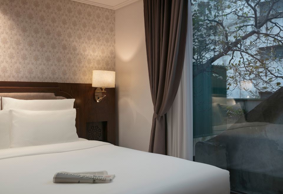 東方翡翠特大床房