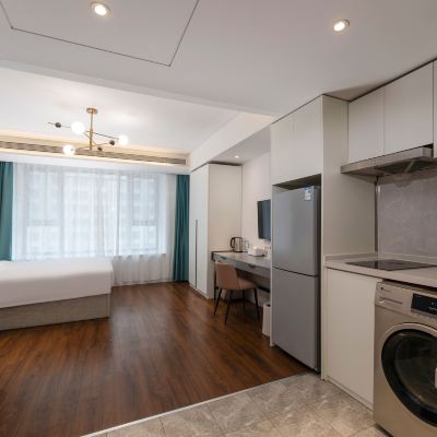 豪華大床房（洗烘一體機+電視投屏+冰箱+微波爐） 上海森蘭洲海路地鐵站CitiGO HOUSE歡閣服務公寓優惠