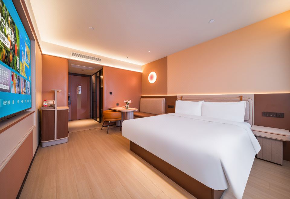 高级大床房（65寸可投屏电视+小冰箱+落地窗）