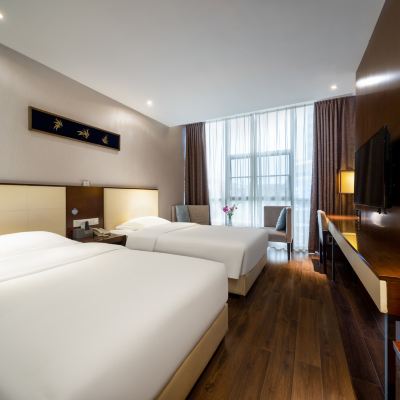 豪華雙床房【街幕落地窗】 米爾頓精品飯店（深圳洪浪北地鐵站店）優惠