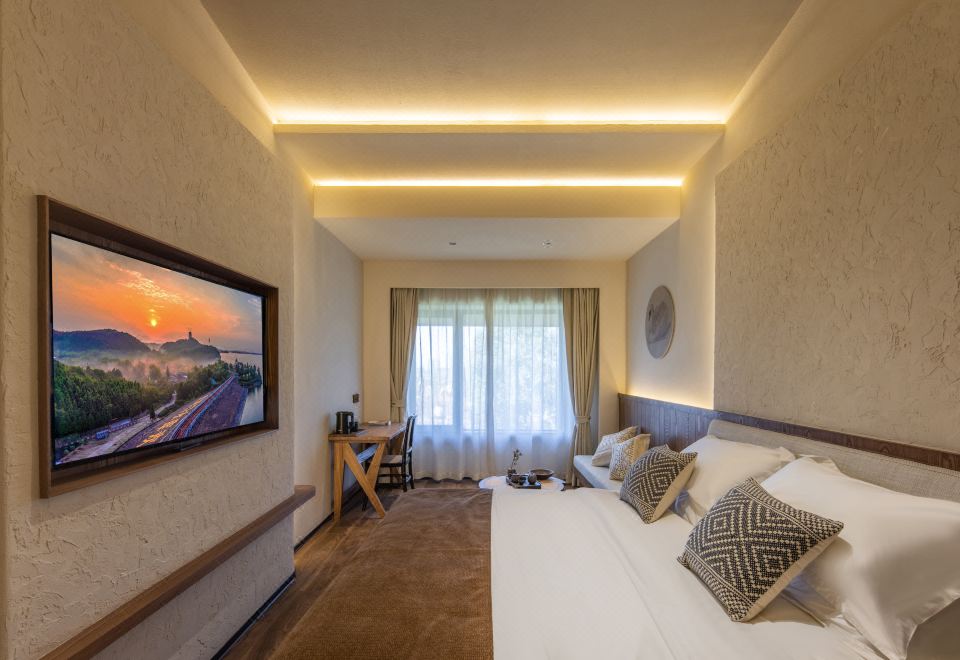 Elegant Garden-view Double Room