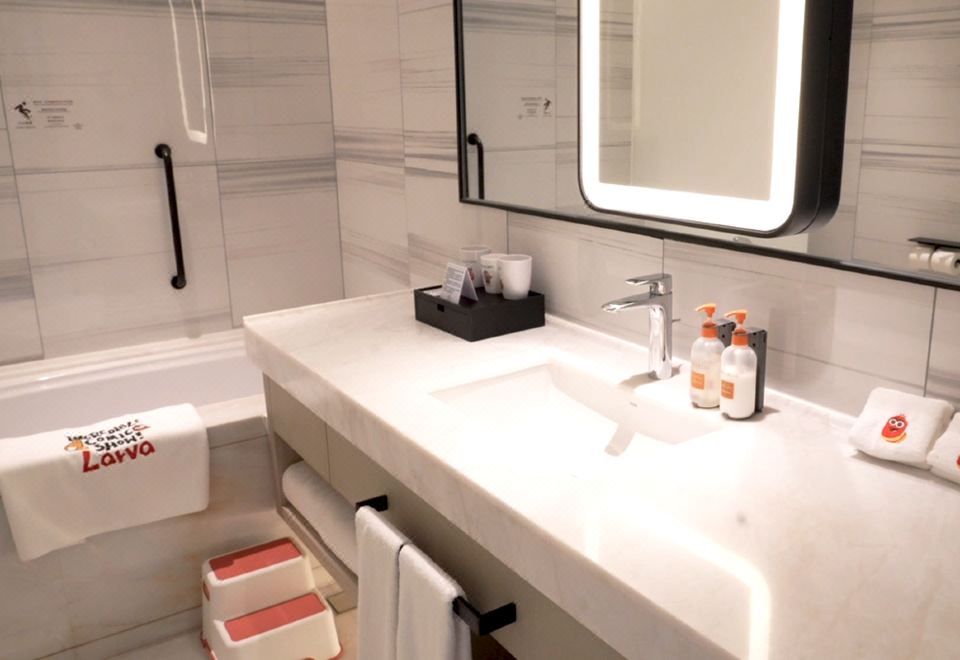 Crowne Plaza Xinghai DalianLaughing Bug Theme Joyful Family Room