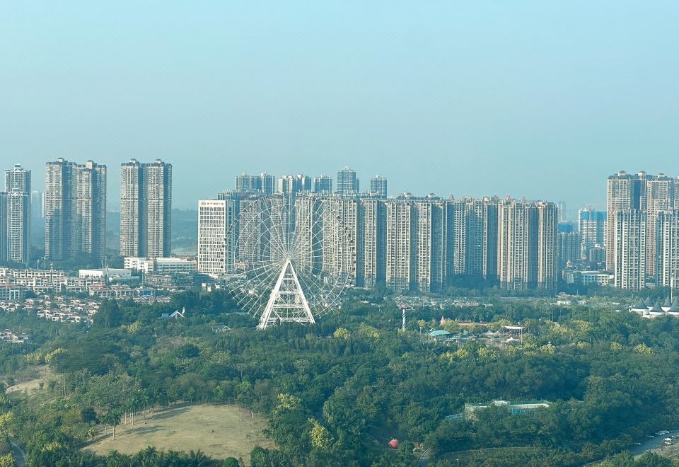 舒适大床房-特大床（城市摩天轮夜景）