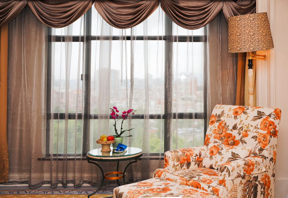 商務湖景大床房