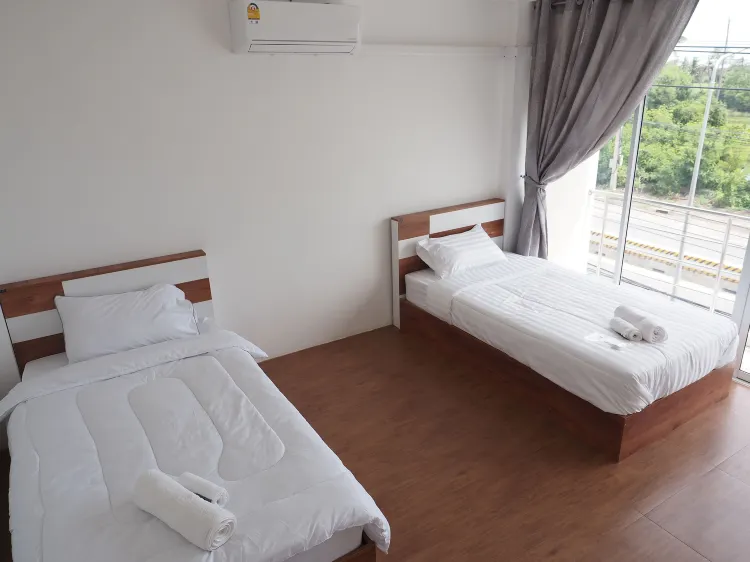 Twin Room Private External Bathroom TH1