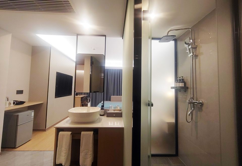 臻選大床房A（智能客控+全景高層落地窗+小冰箱）