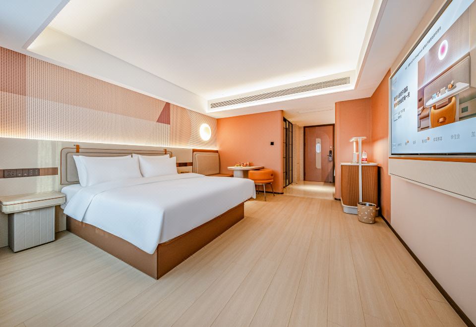 高级大床房【护脊床垫+65寸电视投屏+小冰箱】