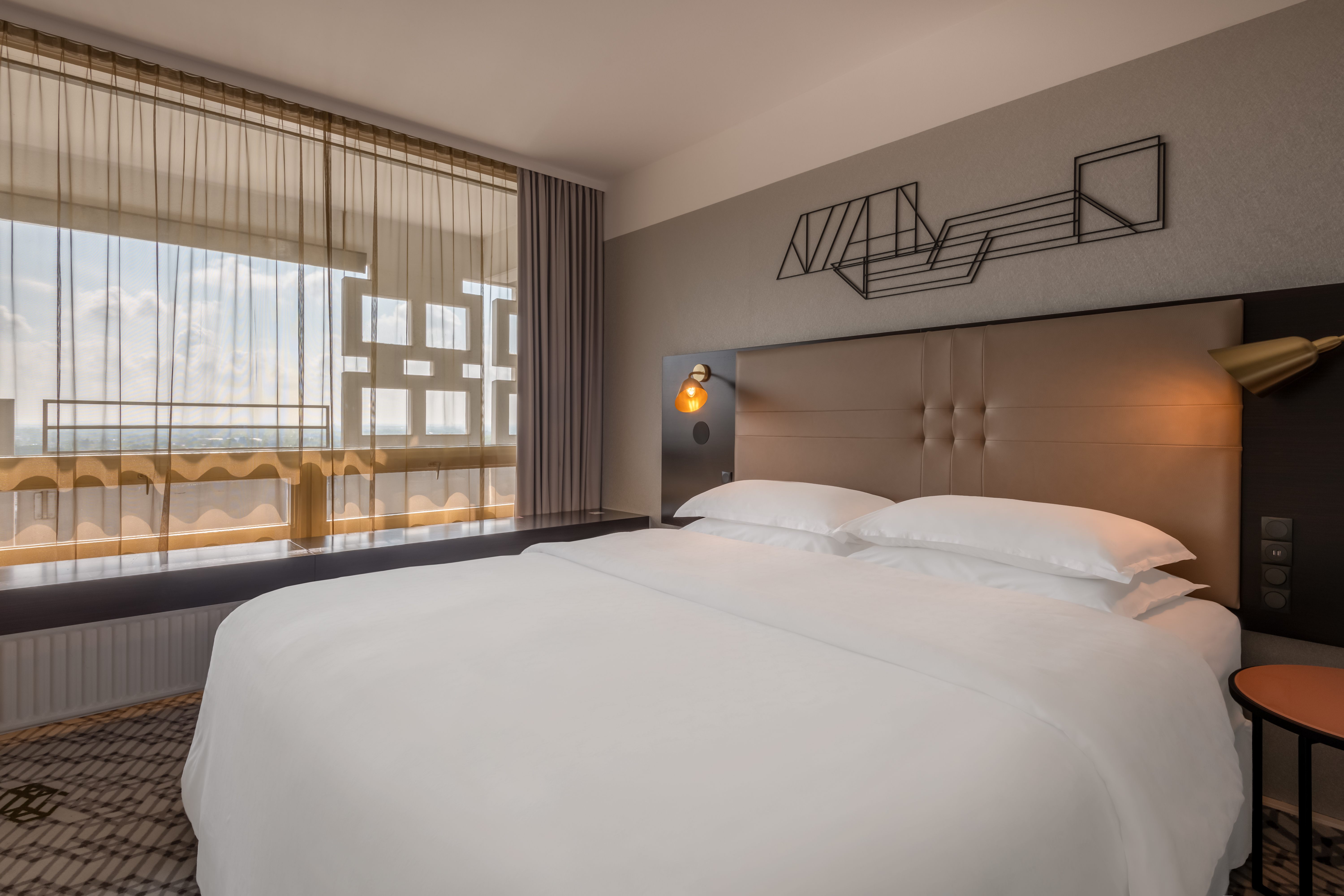 豪华套房， 2 卧室套房， 卧室1:1张特大床 ， 卧室2:1张特大床 ， 梳化床