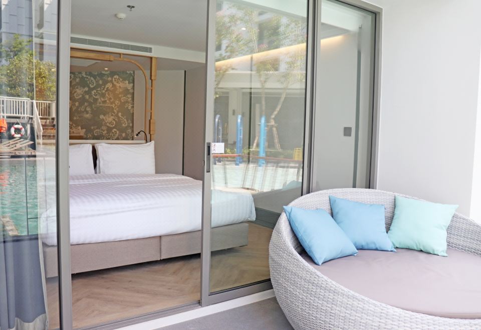 小型特大床套房（带泳池通道）