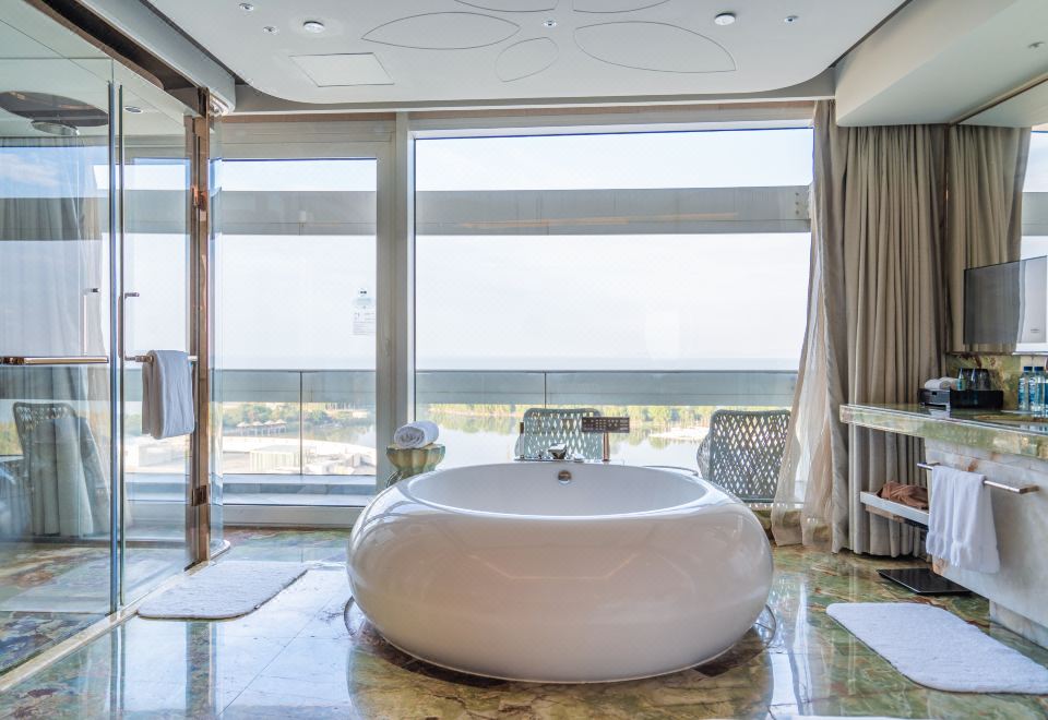 暖汤温泉·180°圆浴景观大床房（落地临窗观景圆浴缸）