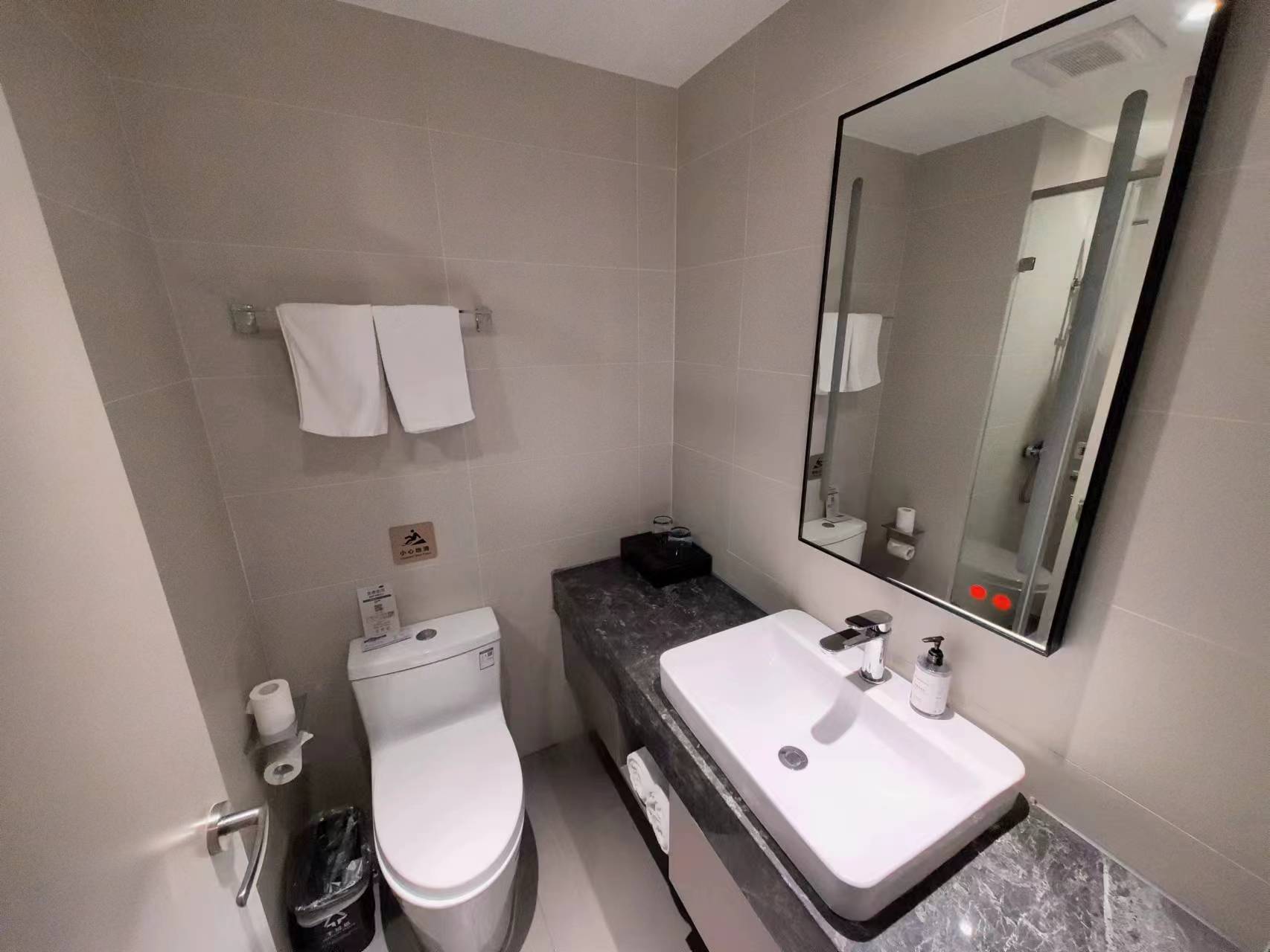 高級雙床房-舒適床品-手機投屏