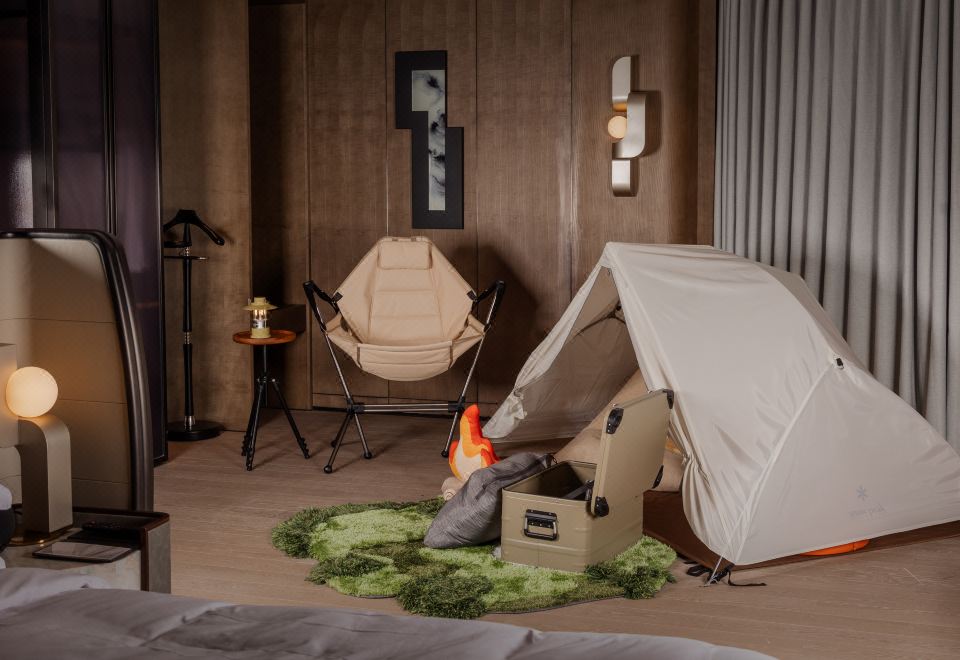 露营主题大床房 SnowPeak室内帐篷·手冲壶·户外桌椅