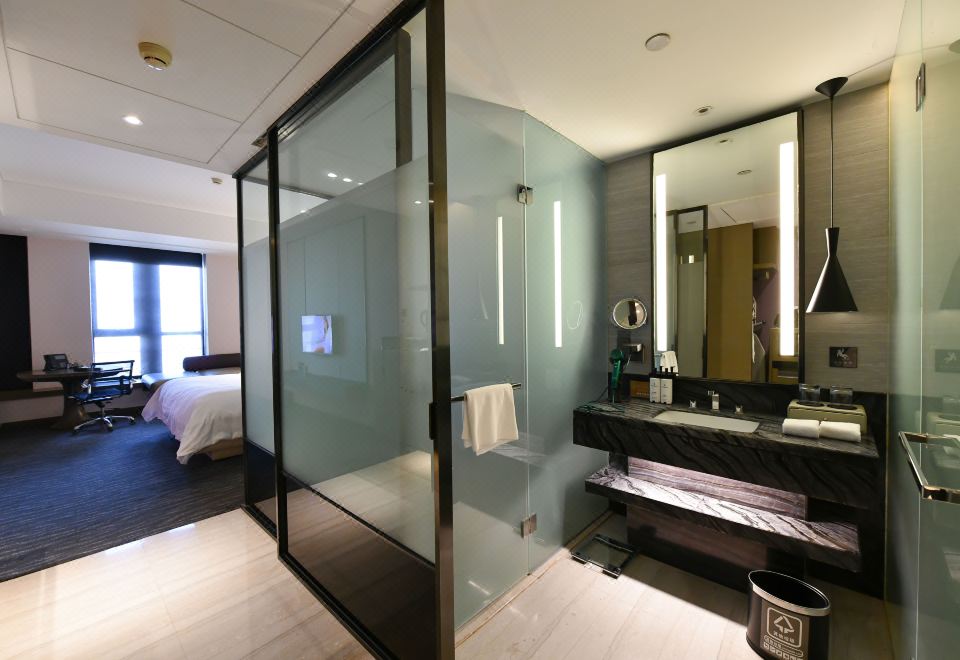 行政河景大床房丨俯瞰海河夜色丨舒适观景贵妃榻