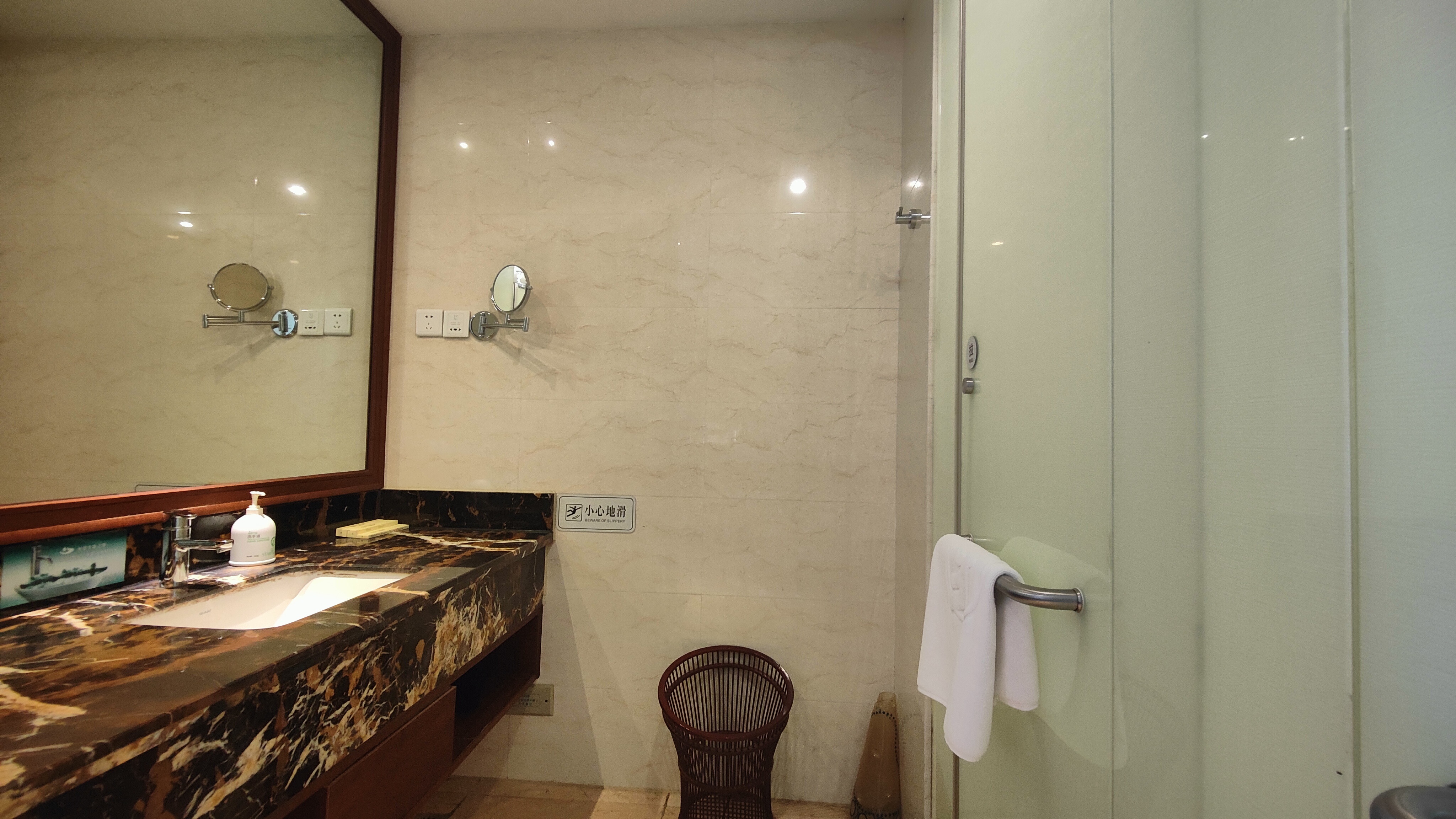 静逸豪华大床房