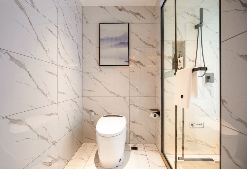 H Hotel (Chifeng Municipal Government High-speed Railway Station)Smart Executive Room (Double Bed)