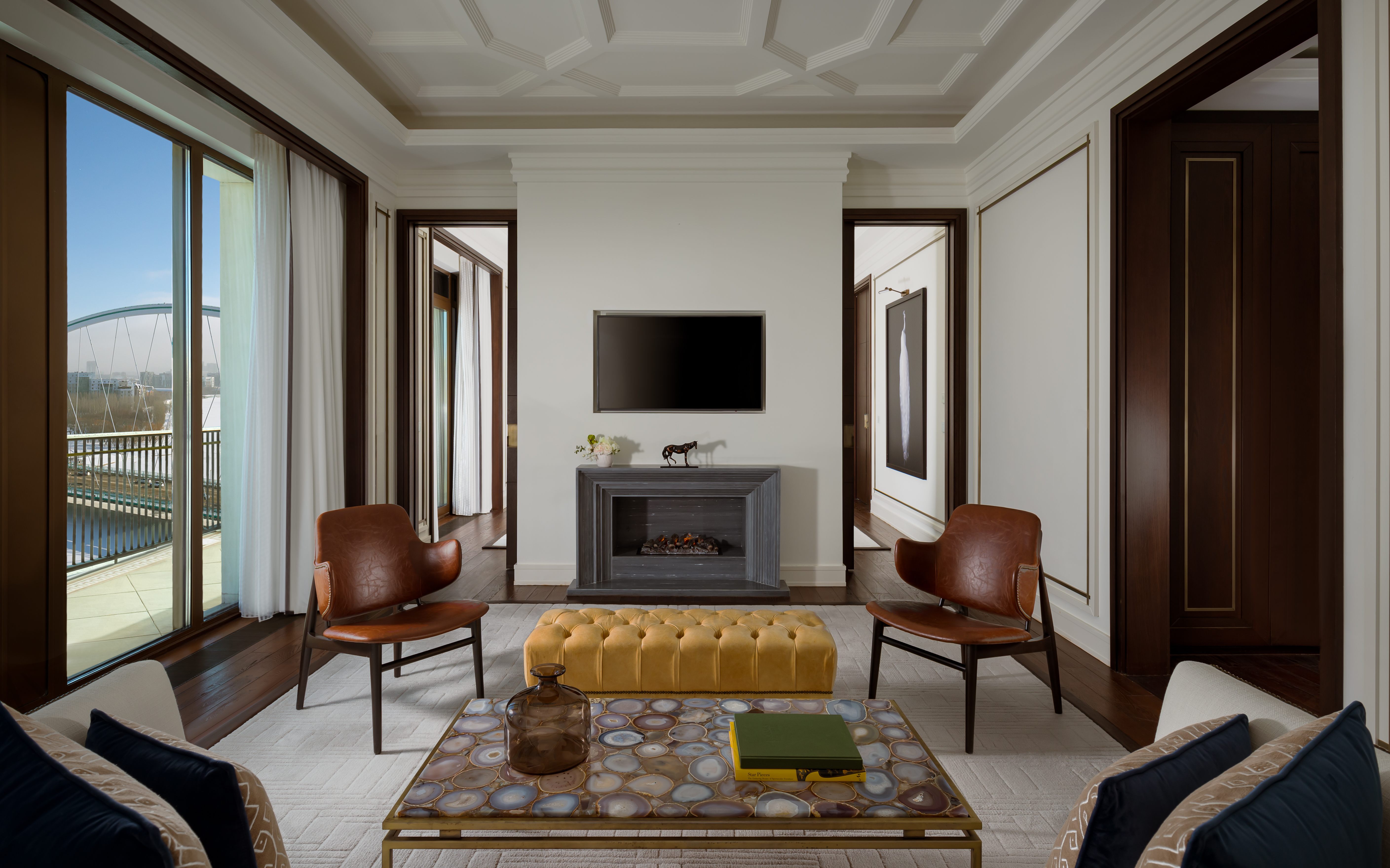 瑞吉套房，一卧室较大套房，1张特大床，河景