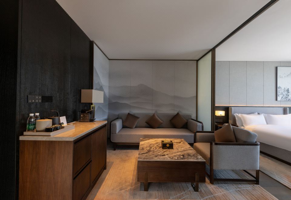 Business Queen Room