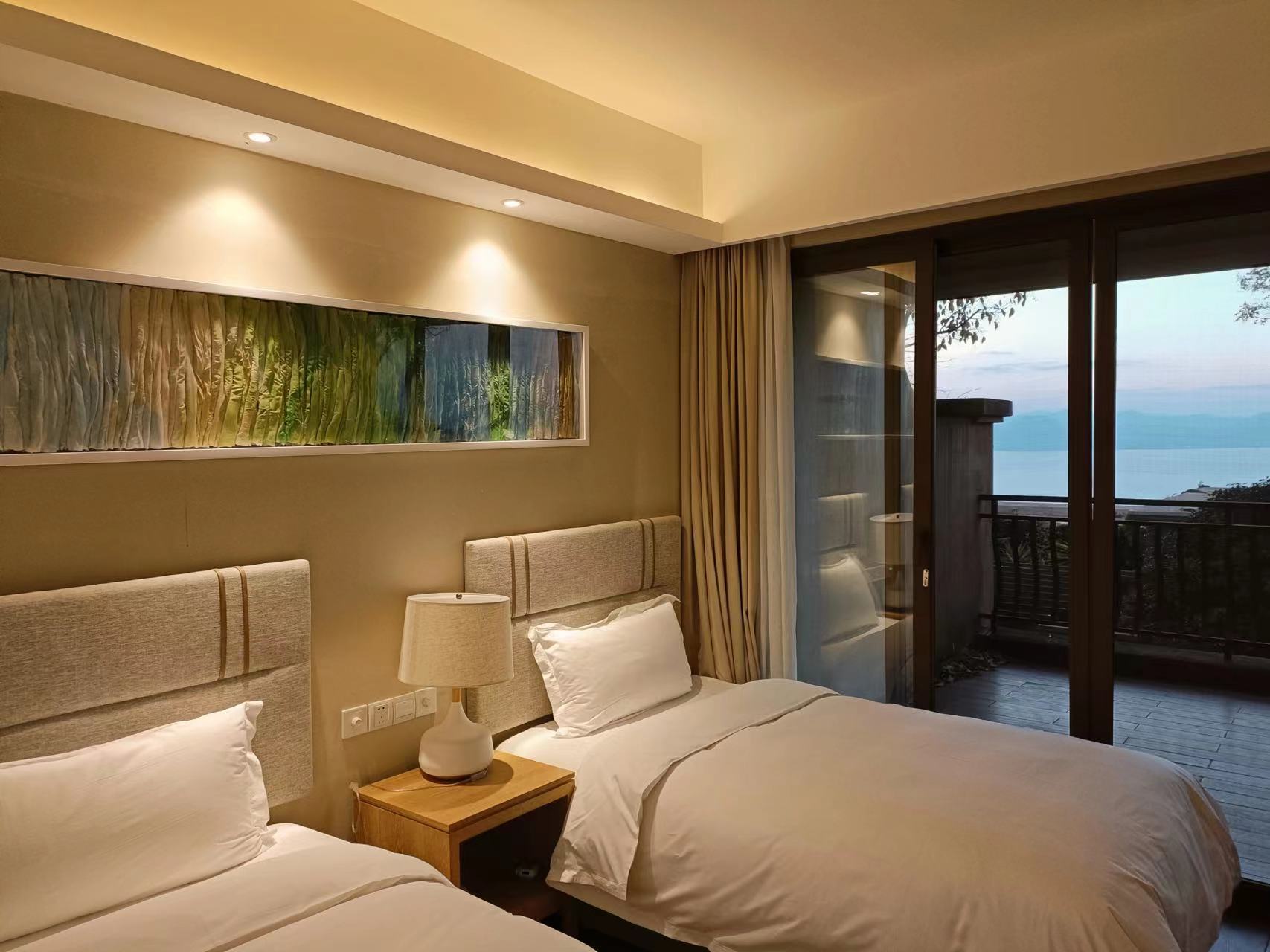 豪华湖景叠院二室二衞标间套房