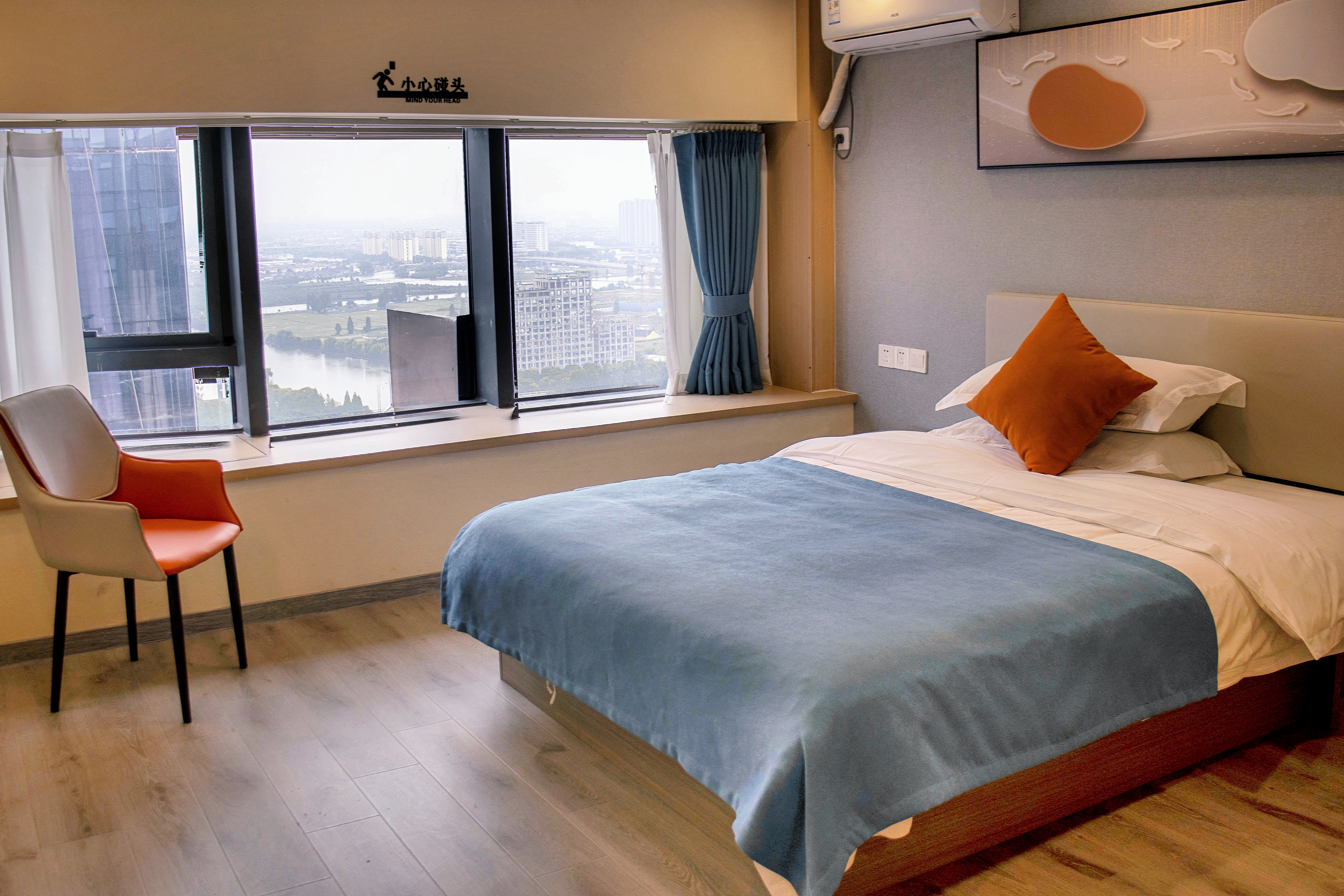 城景飘窗特惠大床房
