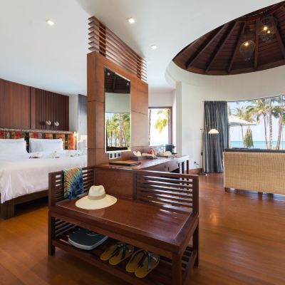 Oceanfront Villa with Jacuzzi 1 King Bed