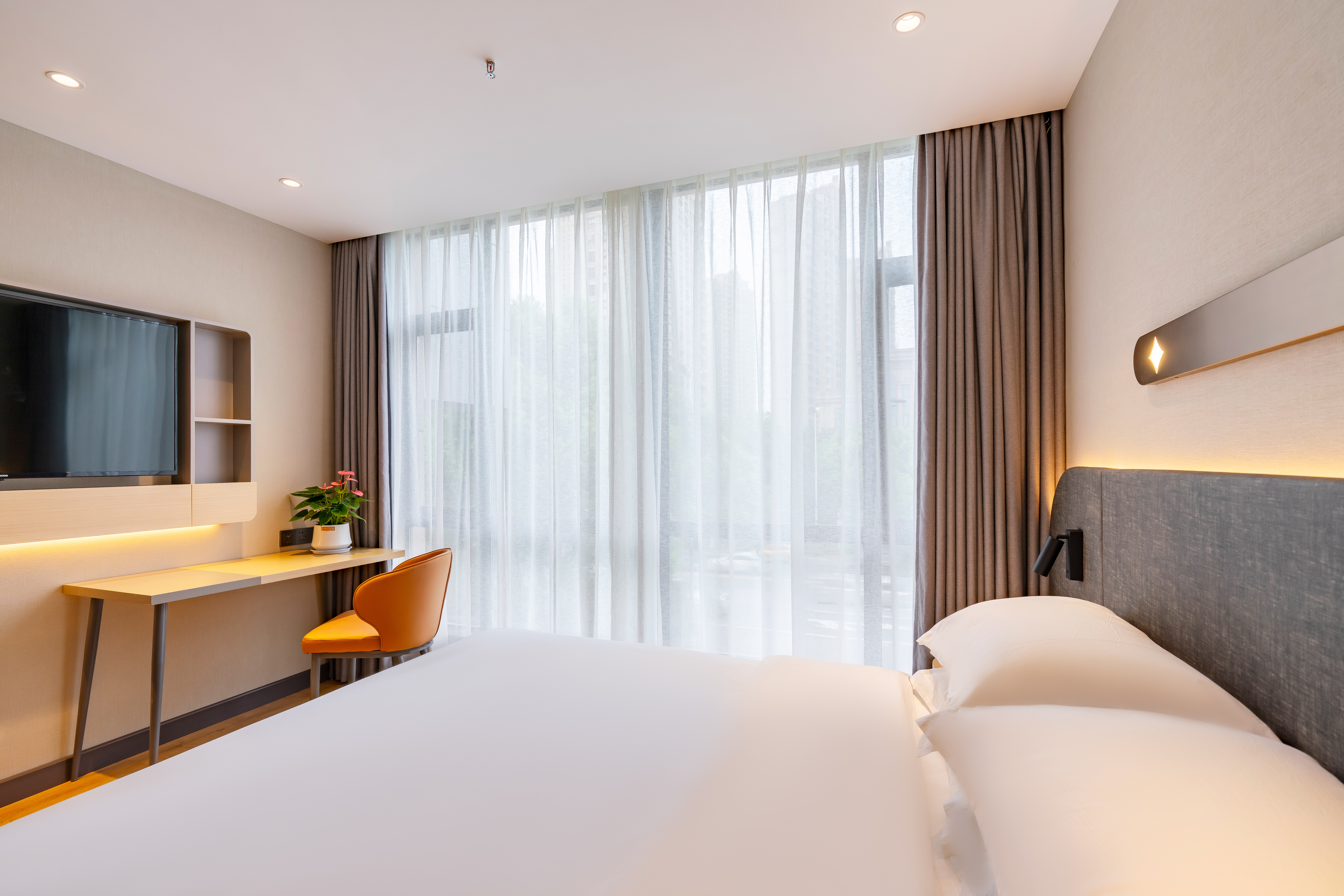 Elong Me Anlai Hotel (Yangzhou Jiangdu Golden Eagle Plaza Wenchang East Road)大床房「简约时尚+优享阳光房+可投屏电视」