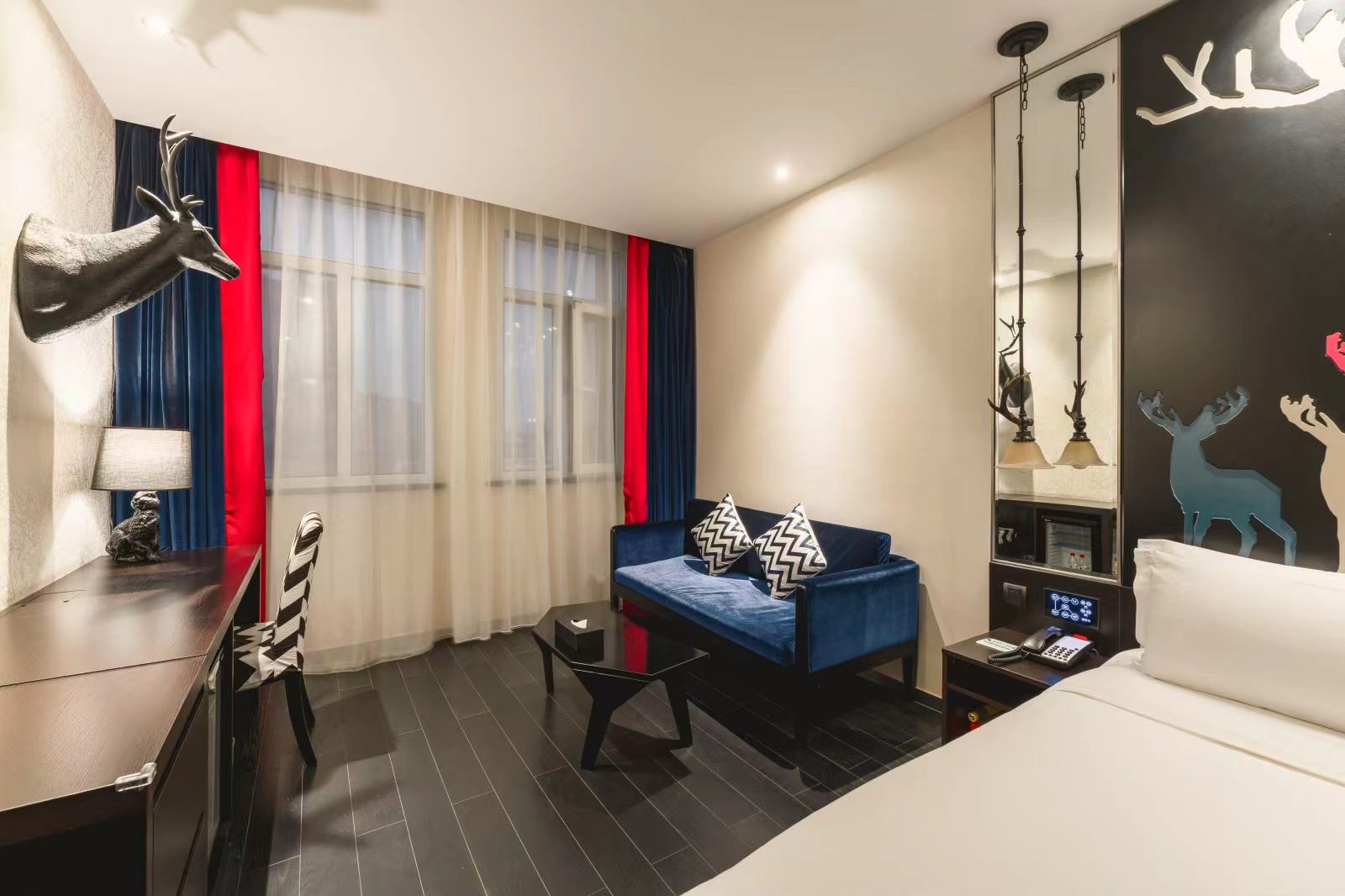 高级大床房（智能投屏+小冰箱）