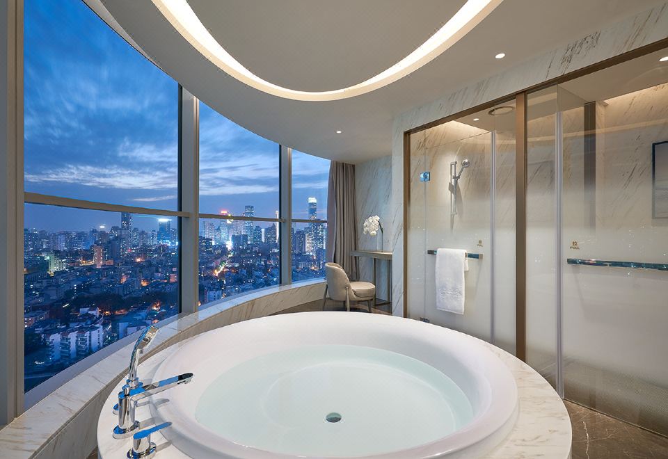 外交官套房-拥揽落日余晖与繁华都市美景