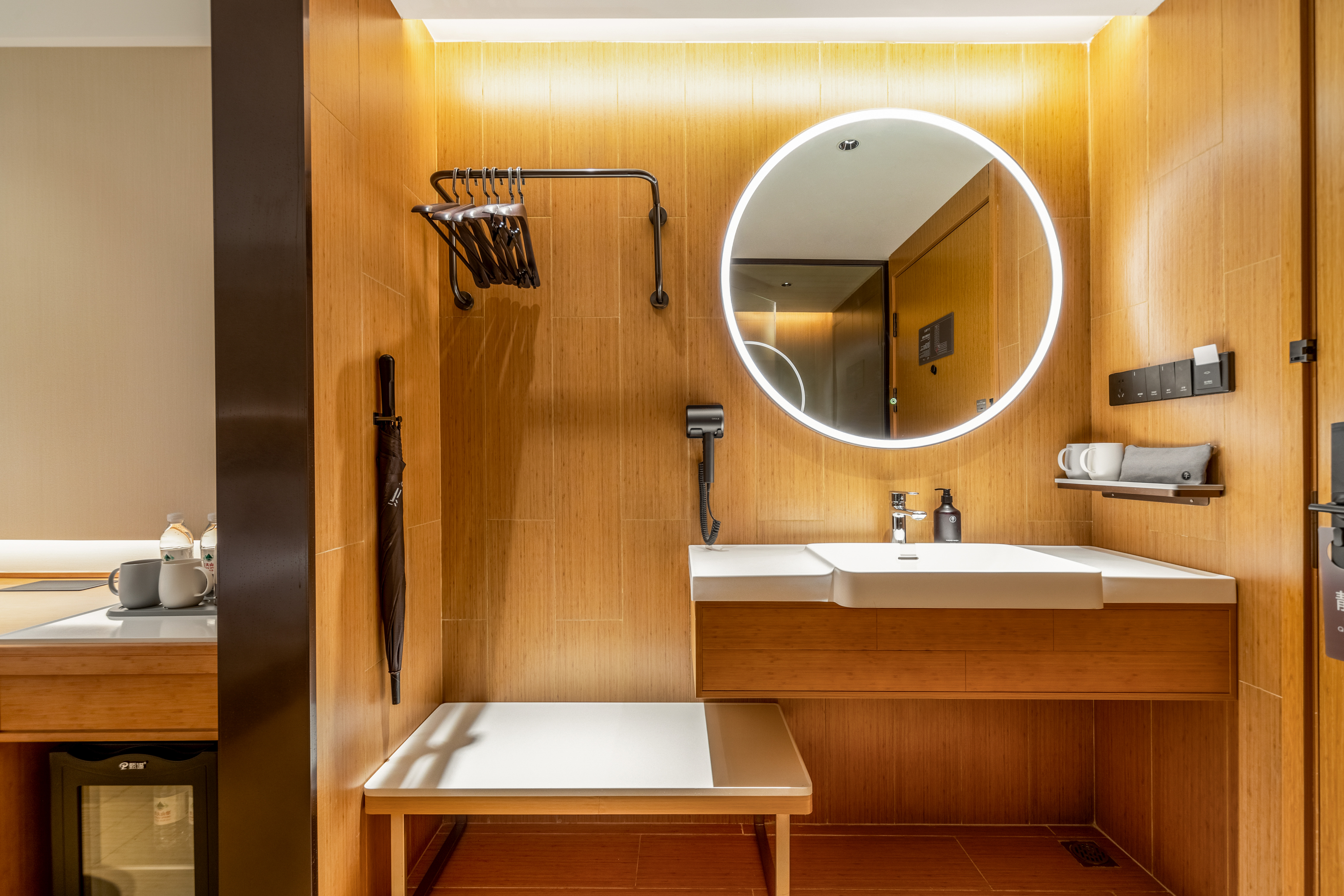 尊享大床房（加湿器+65寸投屏电视+小冰箱+麪包枕）