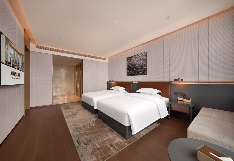 Deluxe Presidential Suite