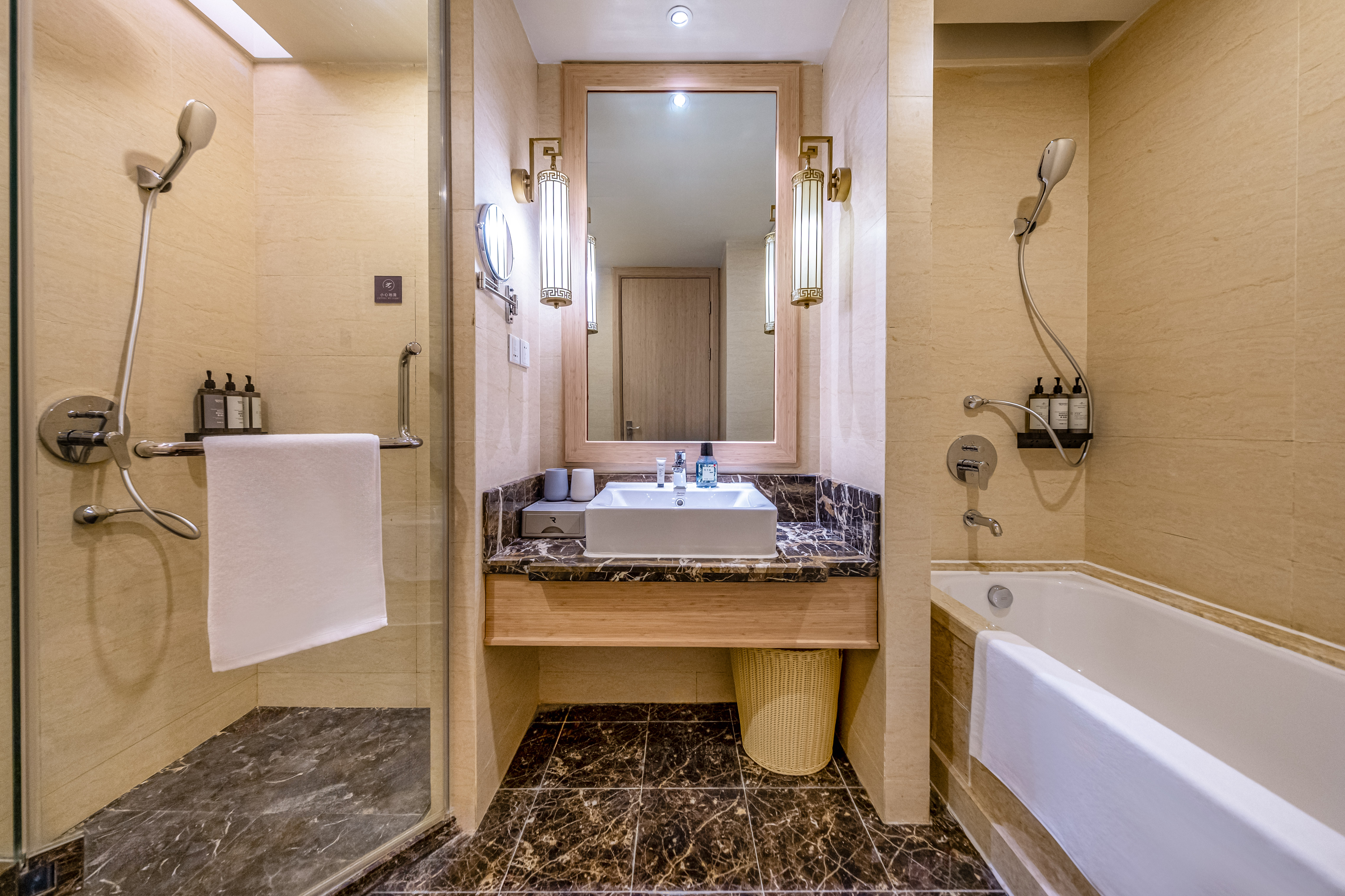 Mountain-View One-Bedroom One-Living Room Suite (Smart Toilet + Private Bathtub)