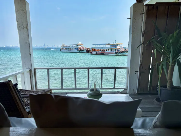 ห้องสีชมพู(เตียงควีนไซส์)