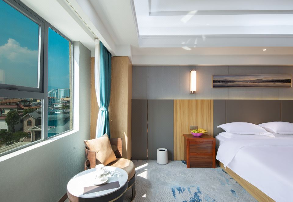 轻奢雅致大床房（温泉水质淋浴+优质采光+休闲座椅）