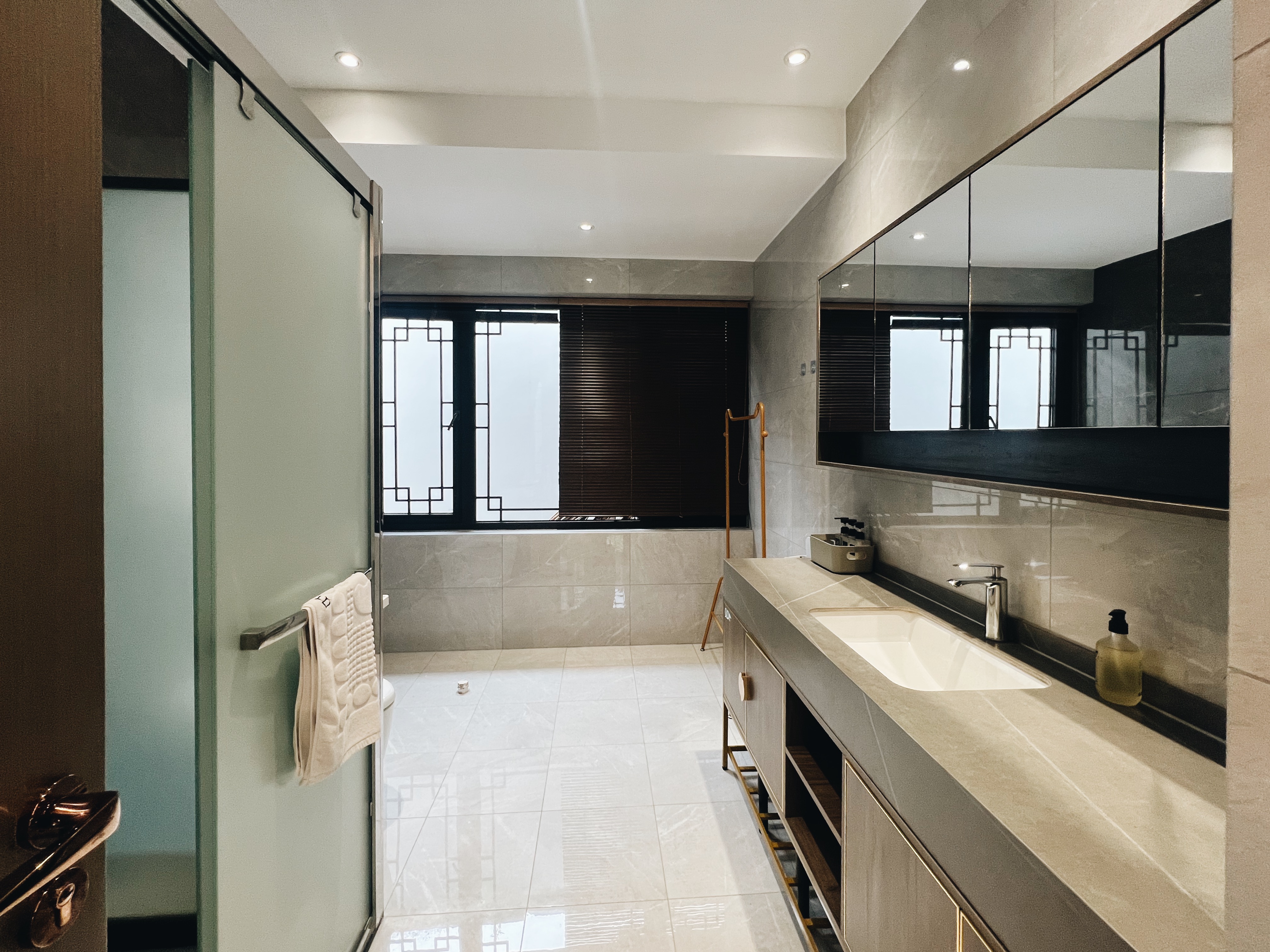 豪华四卧三衞影音花园别院