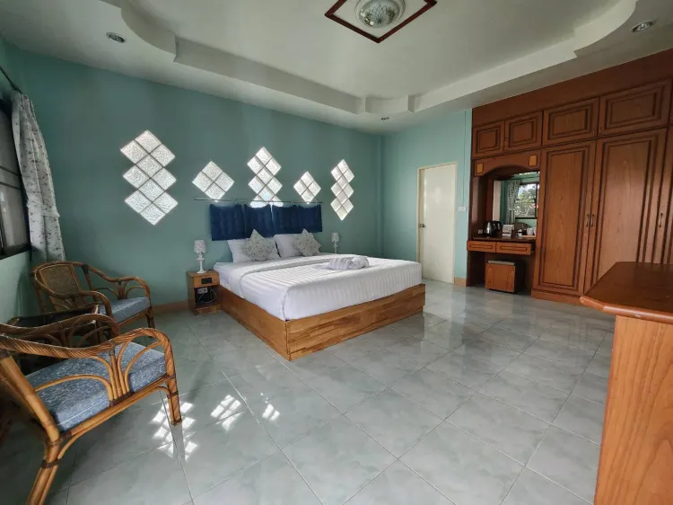 ห้องเตียงใหญ่ พร้อมระเบียง