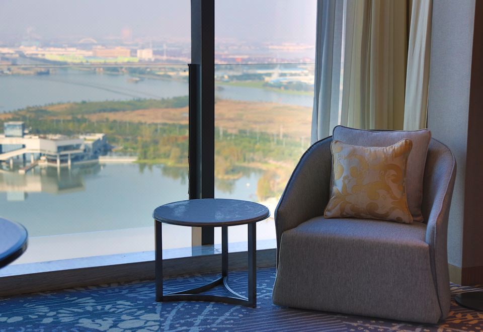 Renaissance Suzhou Wujiang HotelDeluxe Lake-view Queen Room