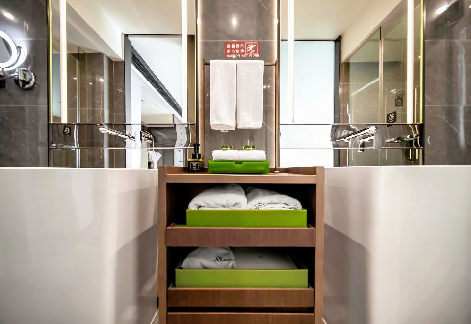 金典大床房（双人洗漱+电视投屏+小冰箱）