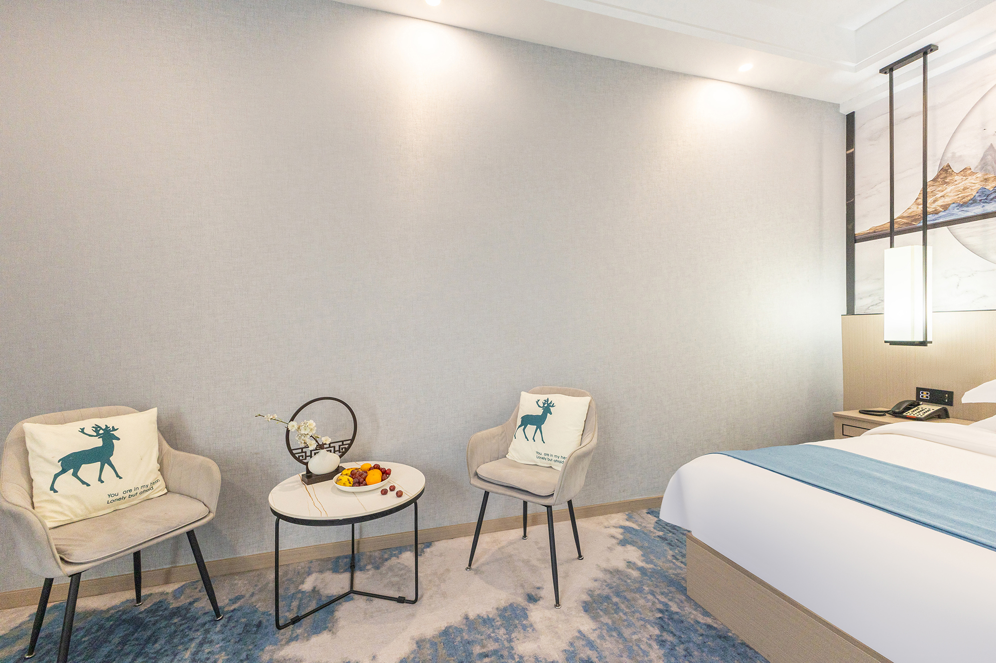 豪华套房（时尚简约+尽享山景+双人沙发）