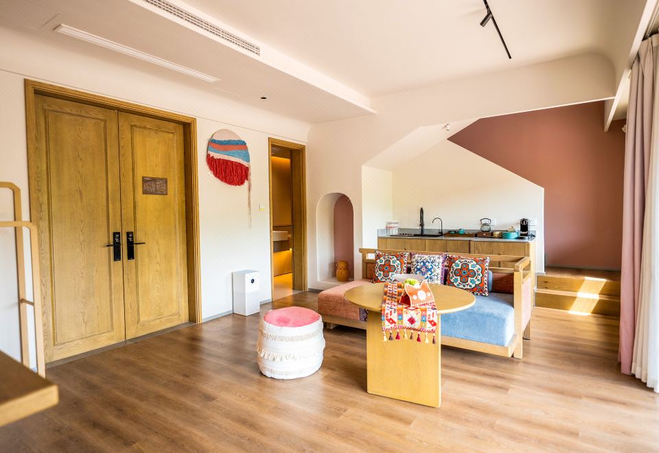 Boundless Grassland Scenic Suite