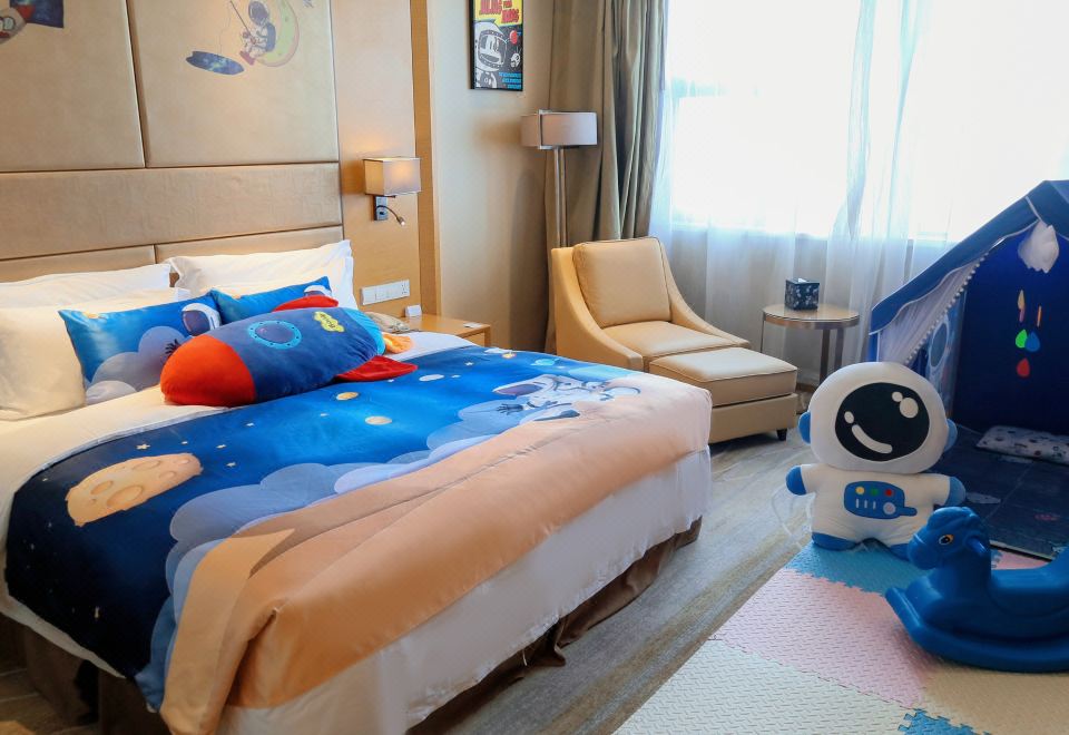 Wyndham JingzhouAstronaut Theme Family Room (Double Bed)