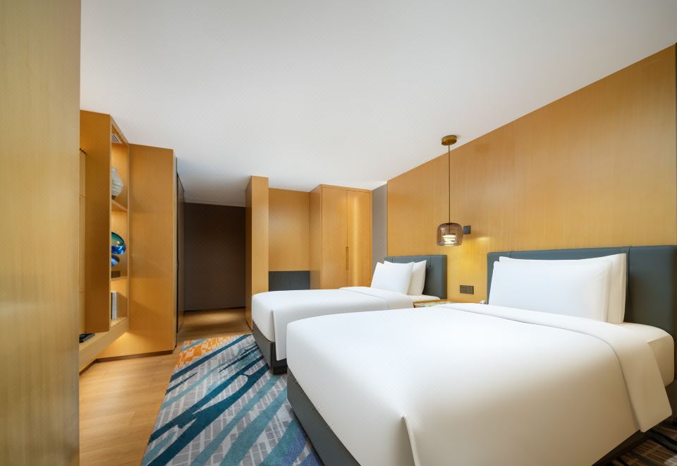 泡池湖景家庭房