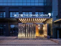 The Grand House Hotele w: 