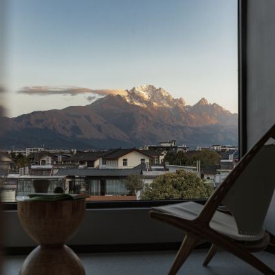 納主雪山觀景.豪華全景套房「日照金山觀景+觀景浴缸+Dyson吹風機+HCK冰吧+品牌記憶床墊+智能客控」 納主·空中庭院設計師雪山觀景民宿（麗江城日照金山店）優惠