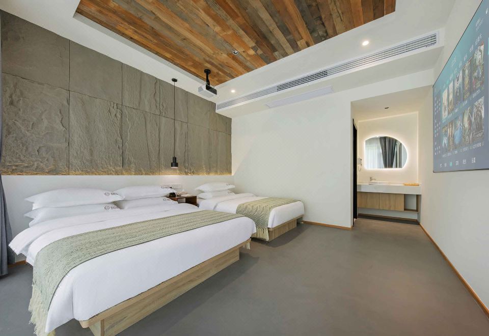 Featured Family Friendly Smart Suite - 1-Bedroom, Courtyard-View (2 beds) (1 living room, fridge, balcony, kitchen)