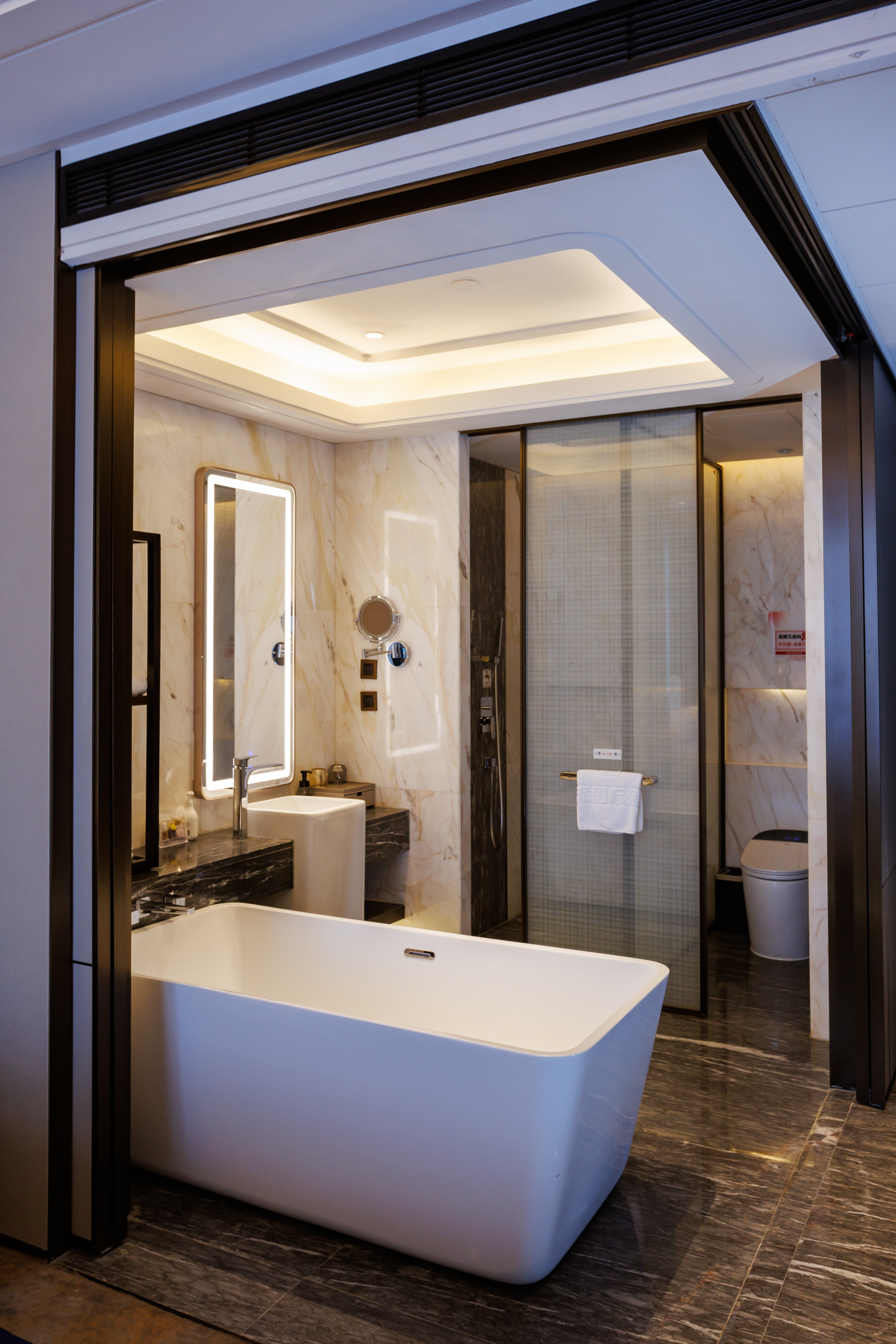 高级行政大床房 【慕斯床垫+智能客控+白鸭绒被+浴缸】