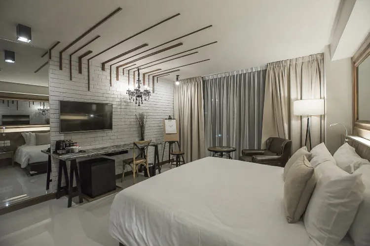 ห้องเอ็กคลูซีฟ Surrealist Gallery