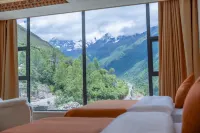 A cost-effective homestay where you can lie in bed and gaze at the Siguniang Mountain