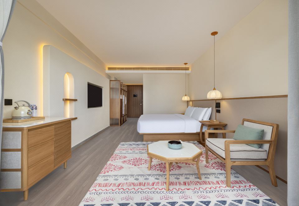 Golden Top Queen Bed Room On The Lake (Balcony With View + Smart Toilet + Goose Down Quilt + Smart Voice)