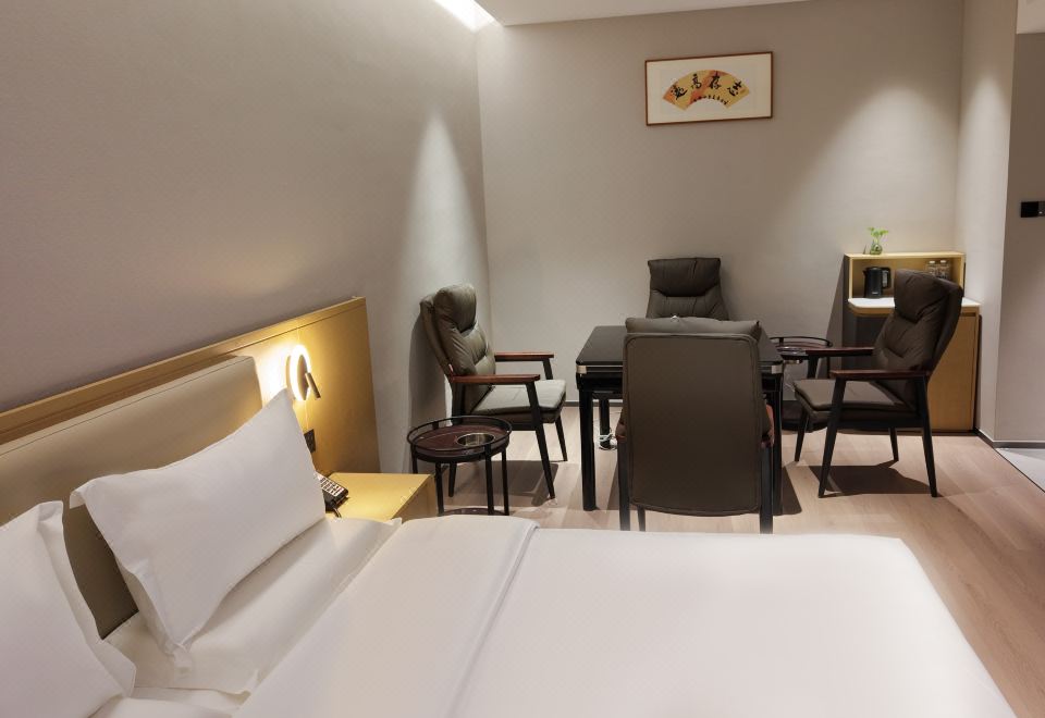 尊享棋牌大床房︱記憶床墊︱全屋聲控︱記憶枕︱智能投屏