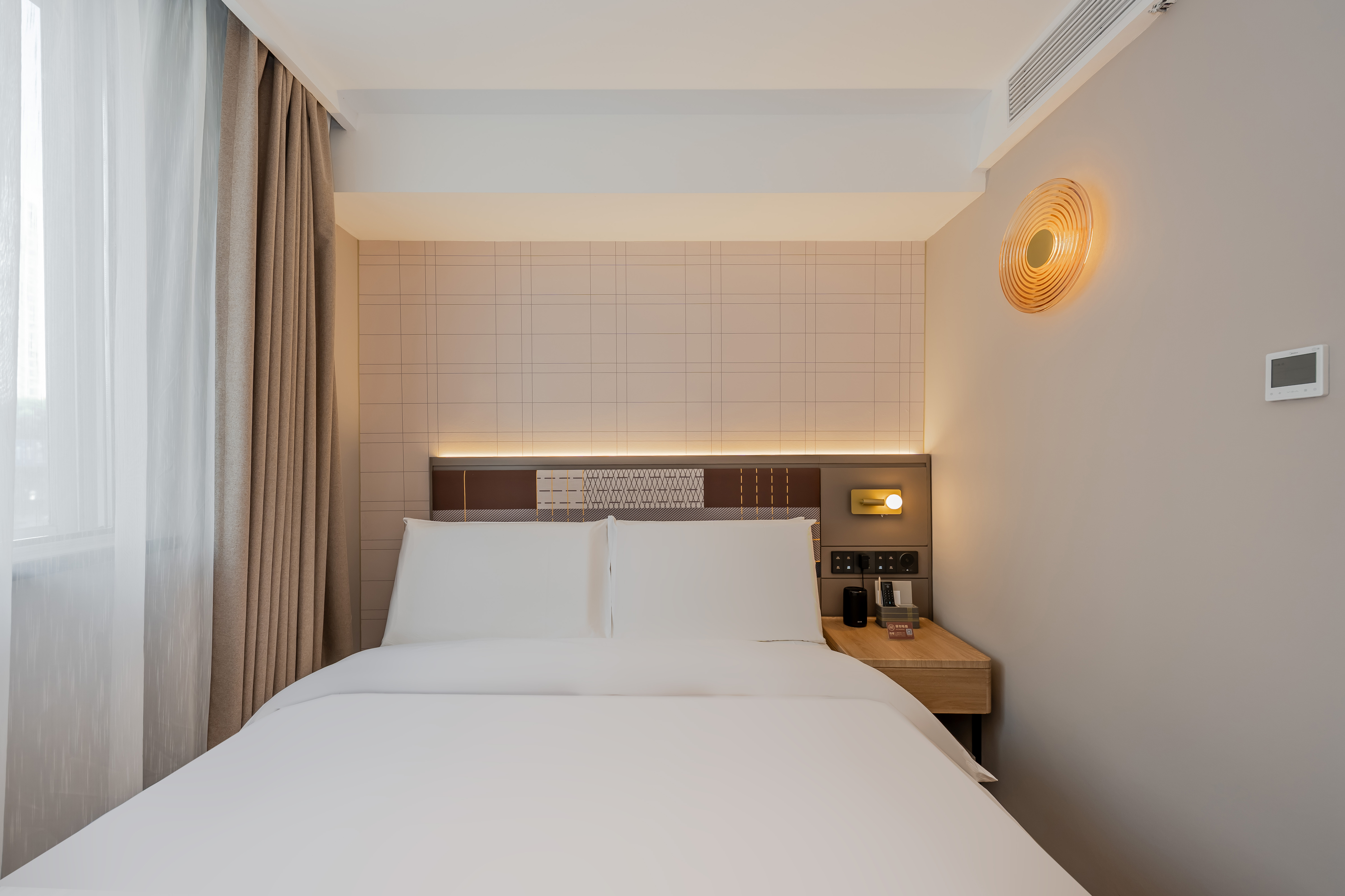 商务大床房（智能客控+手机投屏+徕芬吹风机）